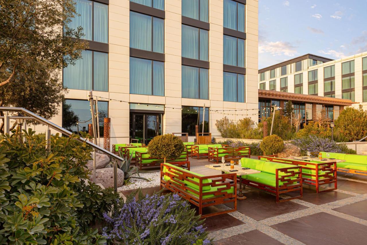 Baku Marriott Hotel Boulevard Exterior foto The hotel's outdoor lounge