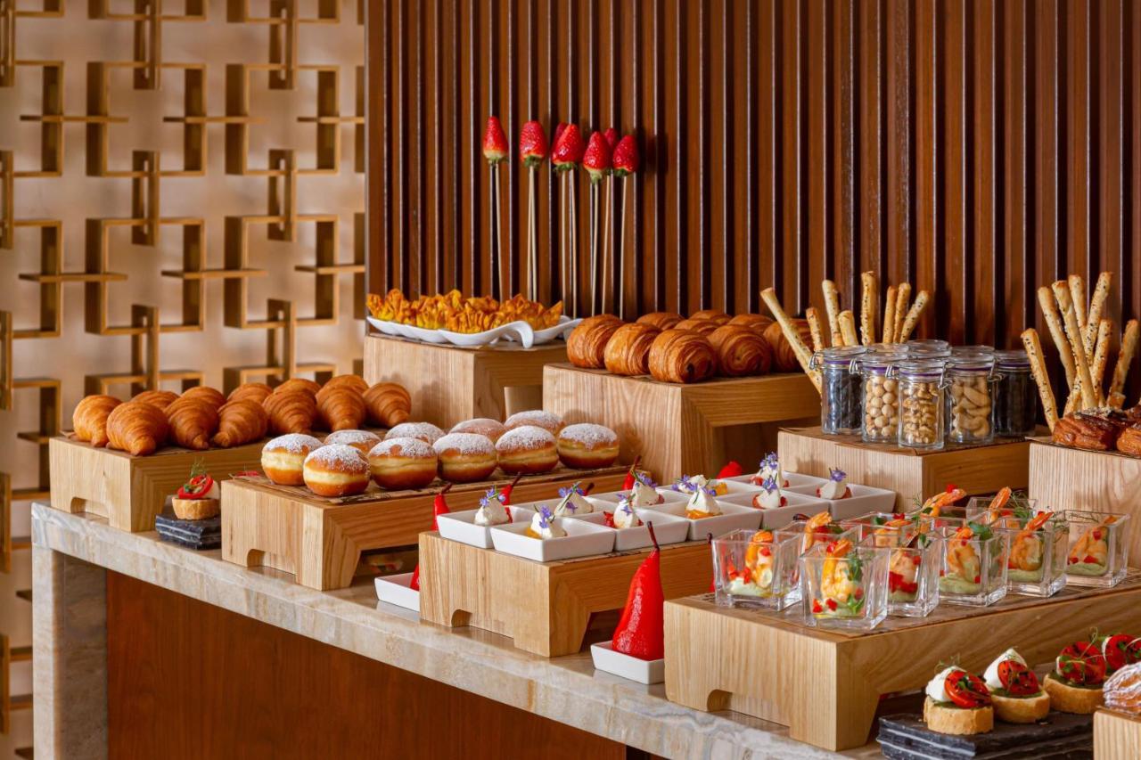 Baku Marriott Hotel Boulevard Exterior foto A buffet at a hotel