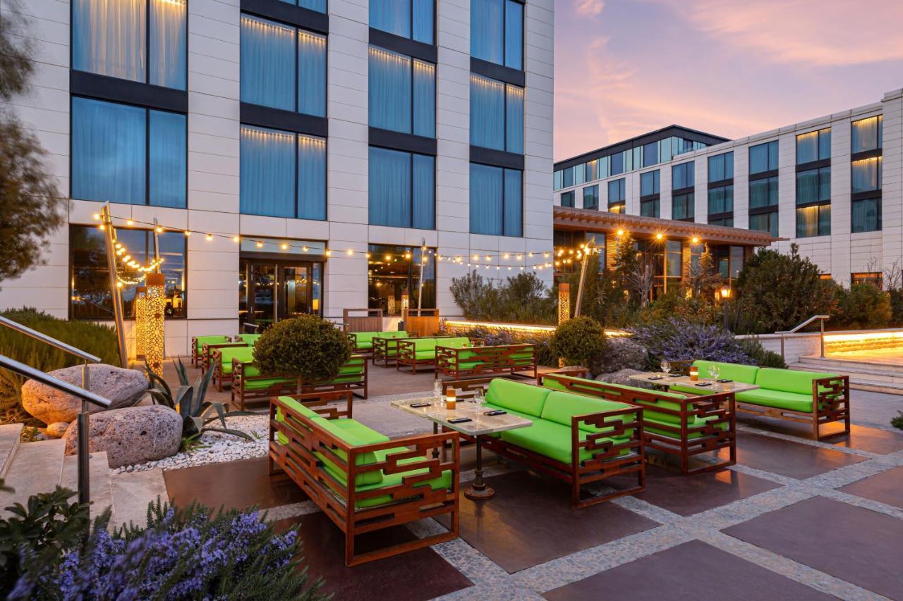Baku Marriott Hotel Boulevard Exterior foto The hotel's outdoor lounge