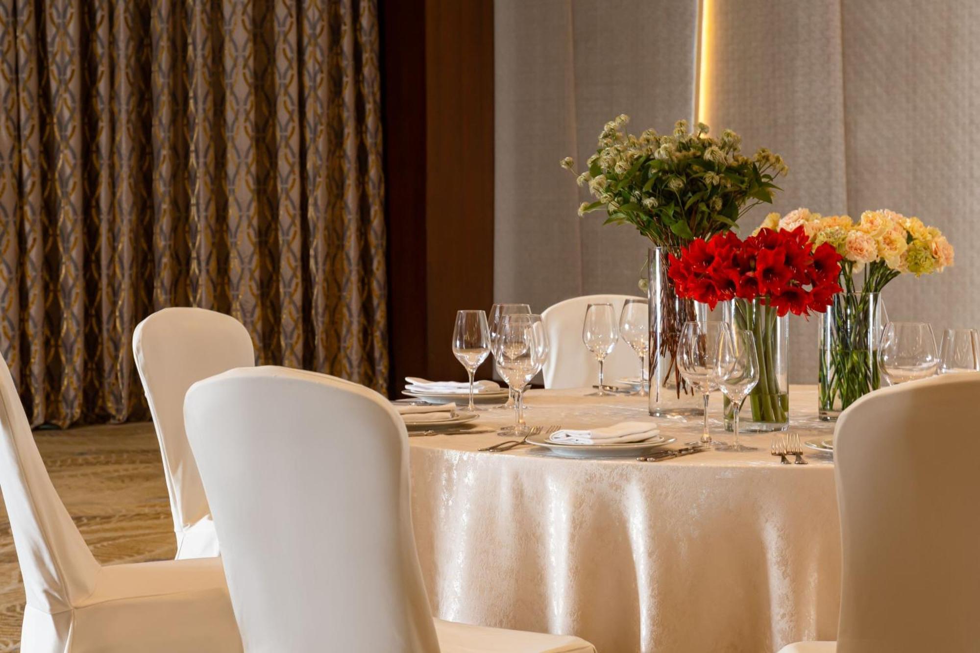 Baku Marriott Hotel Boulevard Exterior foto A table set for a formal dinner