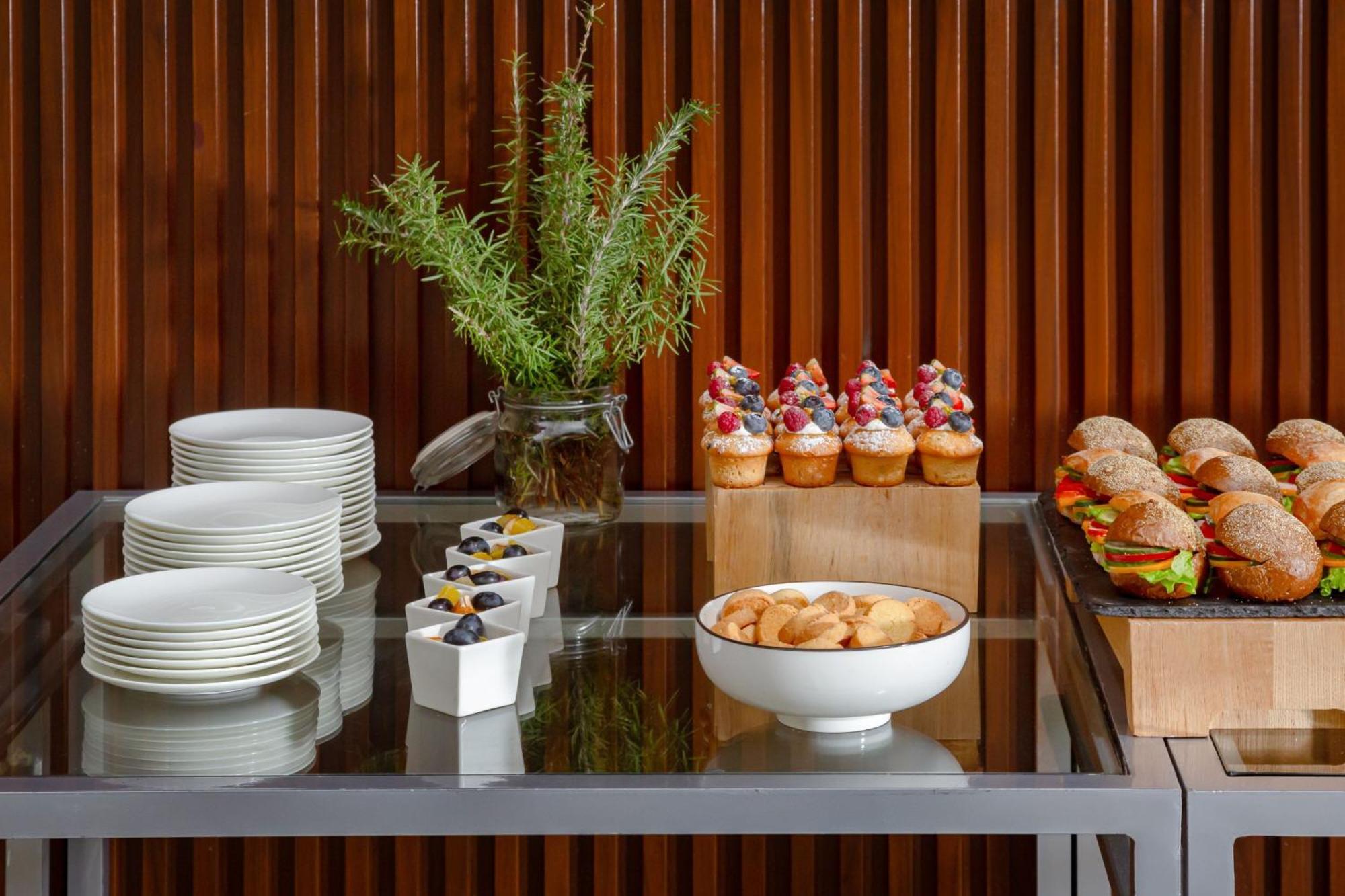 Baku Marriott Hotel Boulevard Exterior foto A buffet table with a selection of desserts