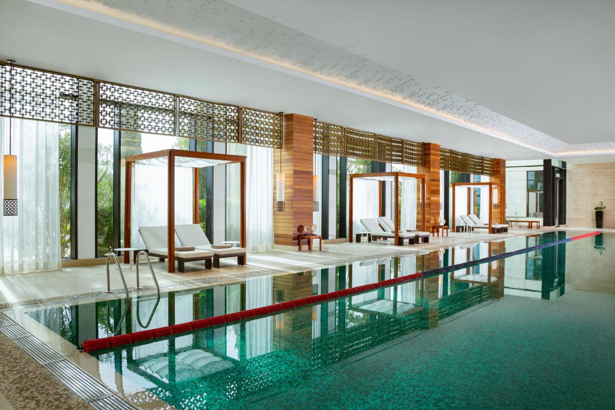 Baku Marriott Hotel Boulevard Exterior foto The swimming pool at the hotel