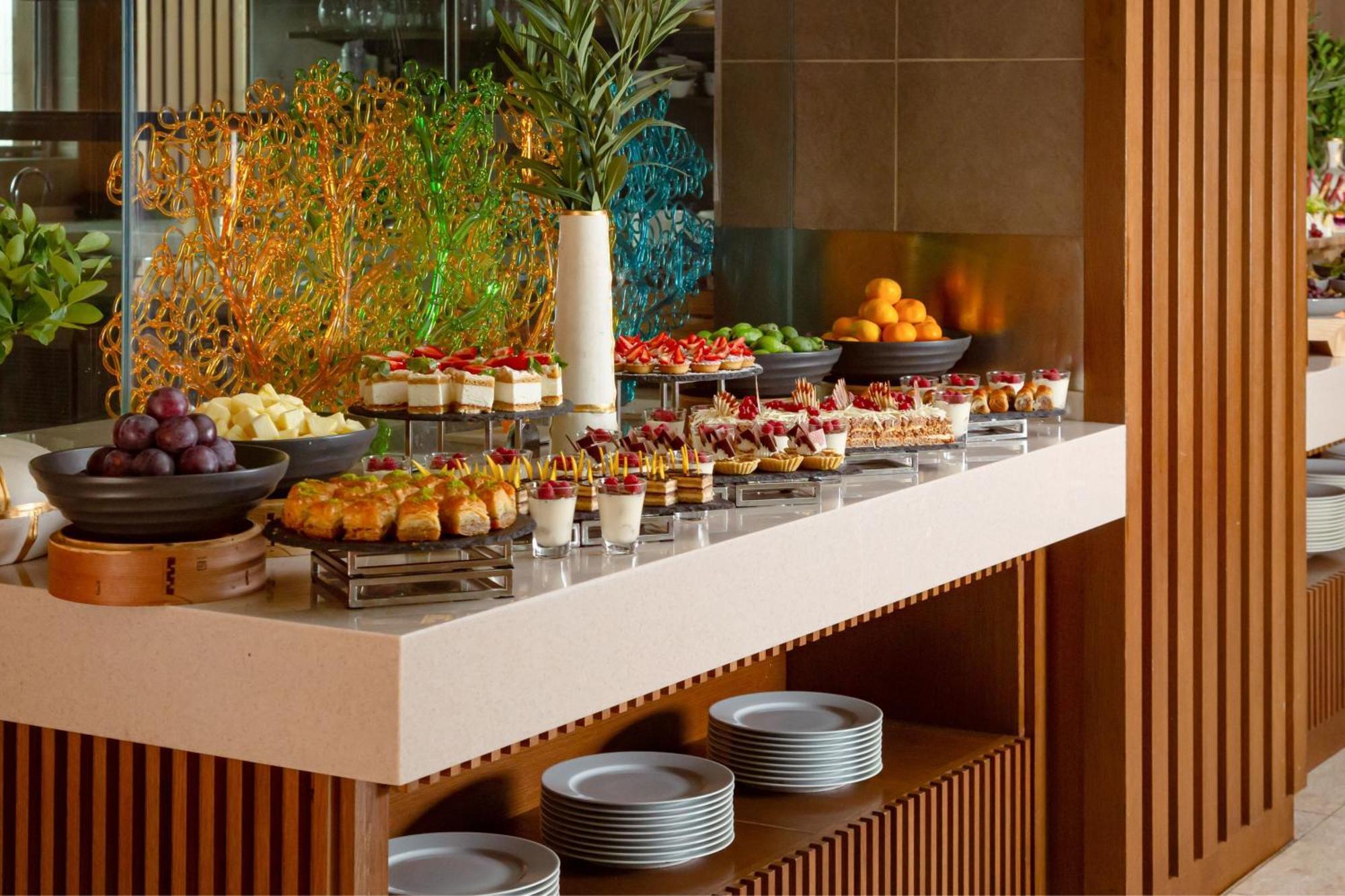 Baku Marriott Hotel Boulevard Exterior foto A dessert buffet