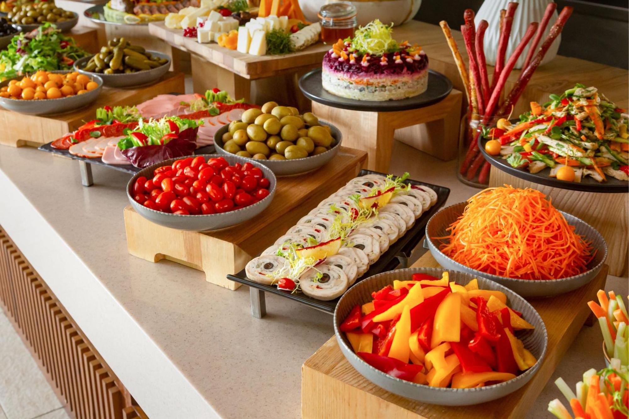 Baku Marriott Hotel Boulevard Exterior foto A buffet at a hotel