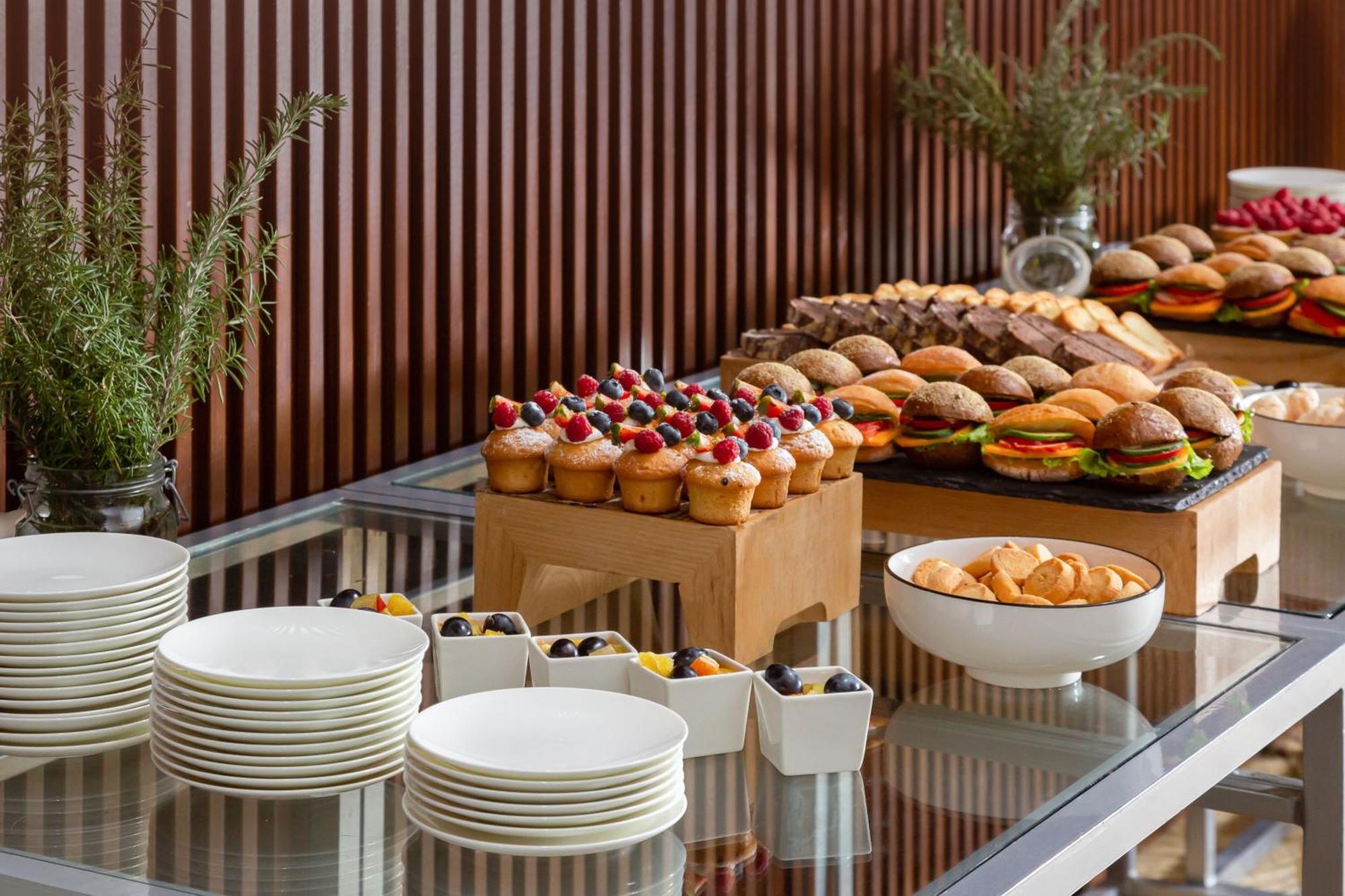 Baku Marriott Hotel Boulevard Exterior foto A buffet