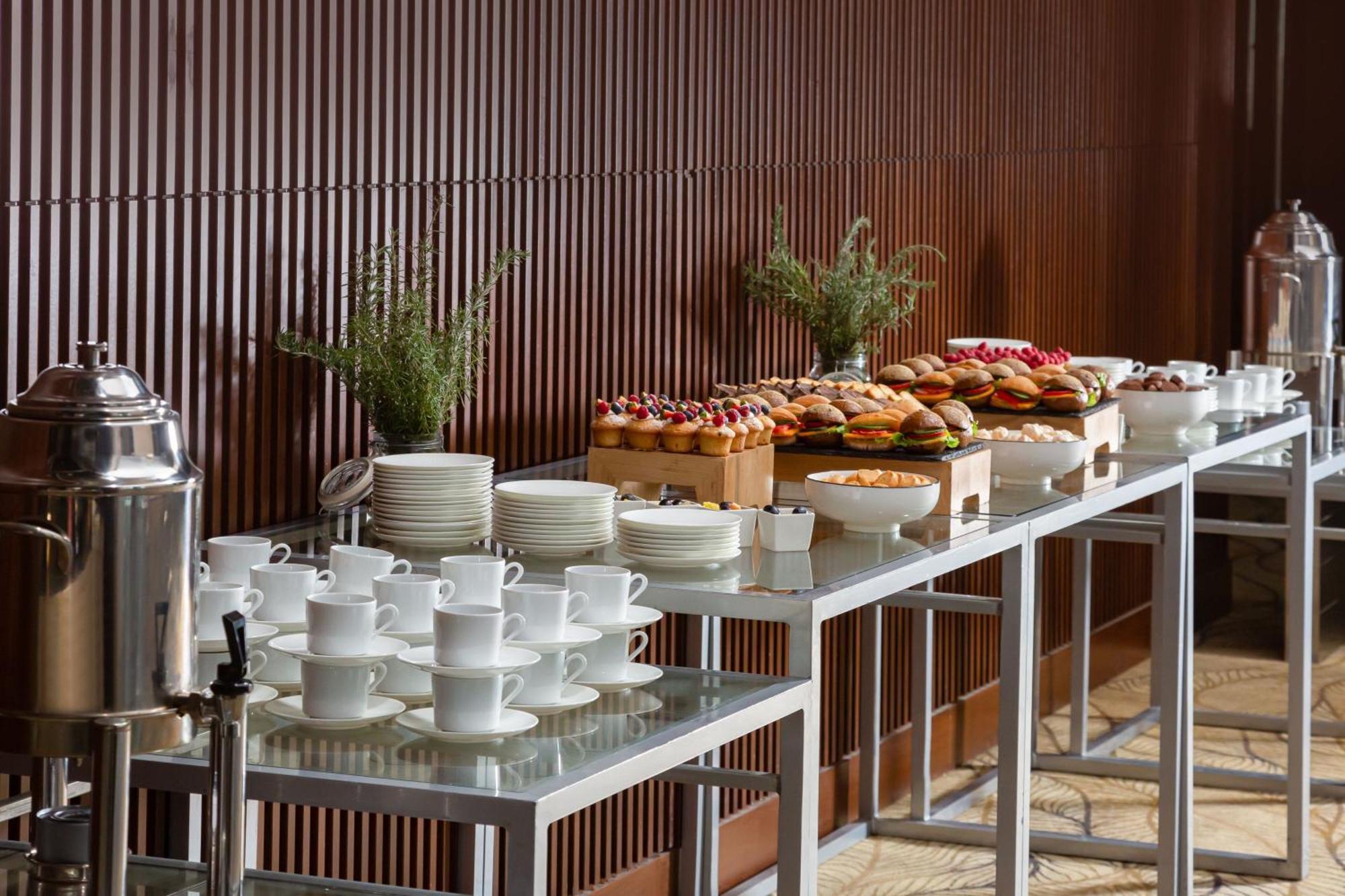 Baku Marriott Hotel Boulevard Exterior foto A buffet table