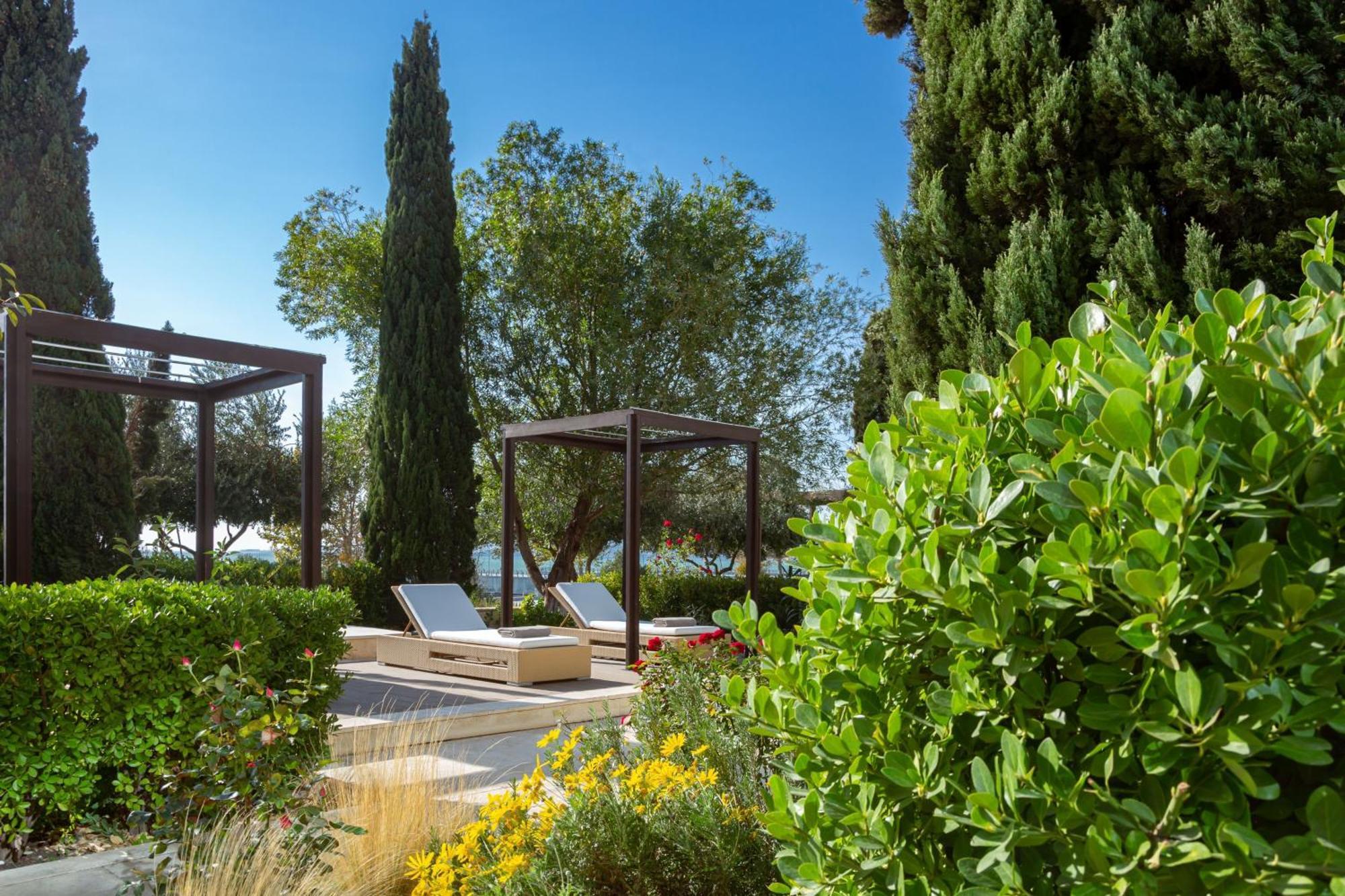 Baku Marriott Hotel Boulevard Exterior foto The gardens of the hotel
