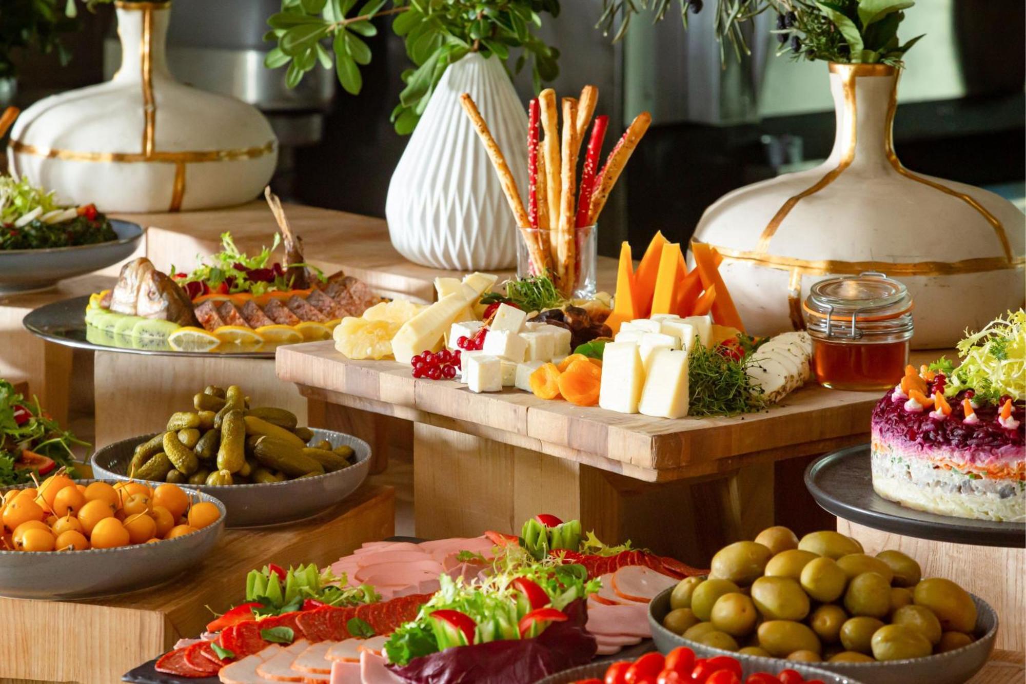 Baku Marriott Hotel Boulevard Exterior foto A buffet at a hotel