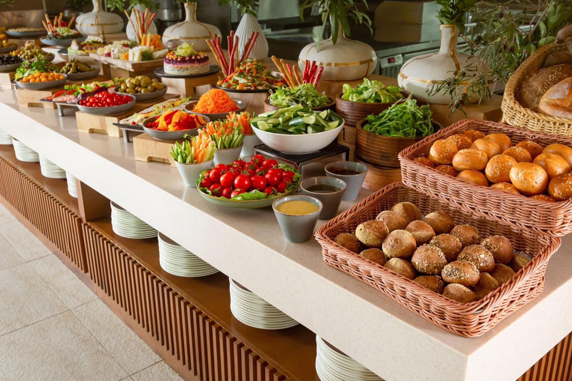 Baku Marriott Hotel Boulevard Exterior foto A salad bar