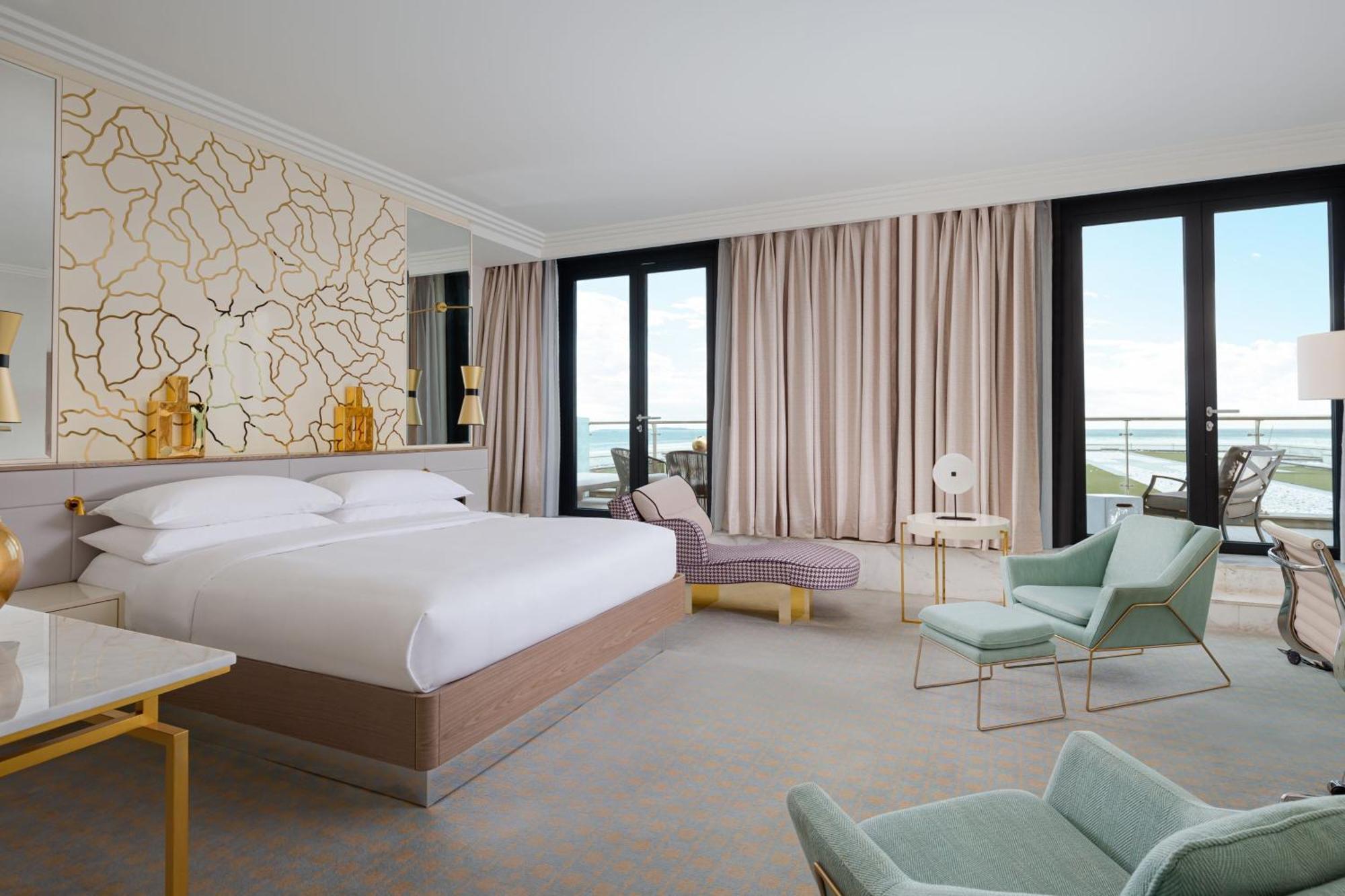 Baku Marriott Hotel Boulevard Exterior foto A bedroom at the hotel