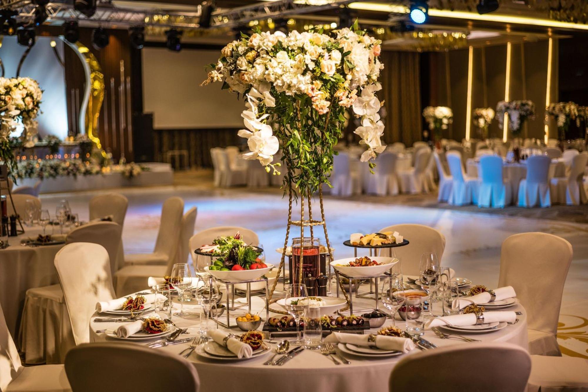 Baku Marriott Hotel Boulevard Exterior foto The 2015 British Academy Television Awards at the Royal Television Society Television Centre