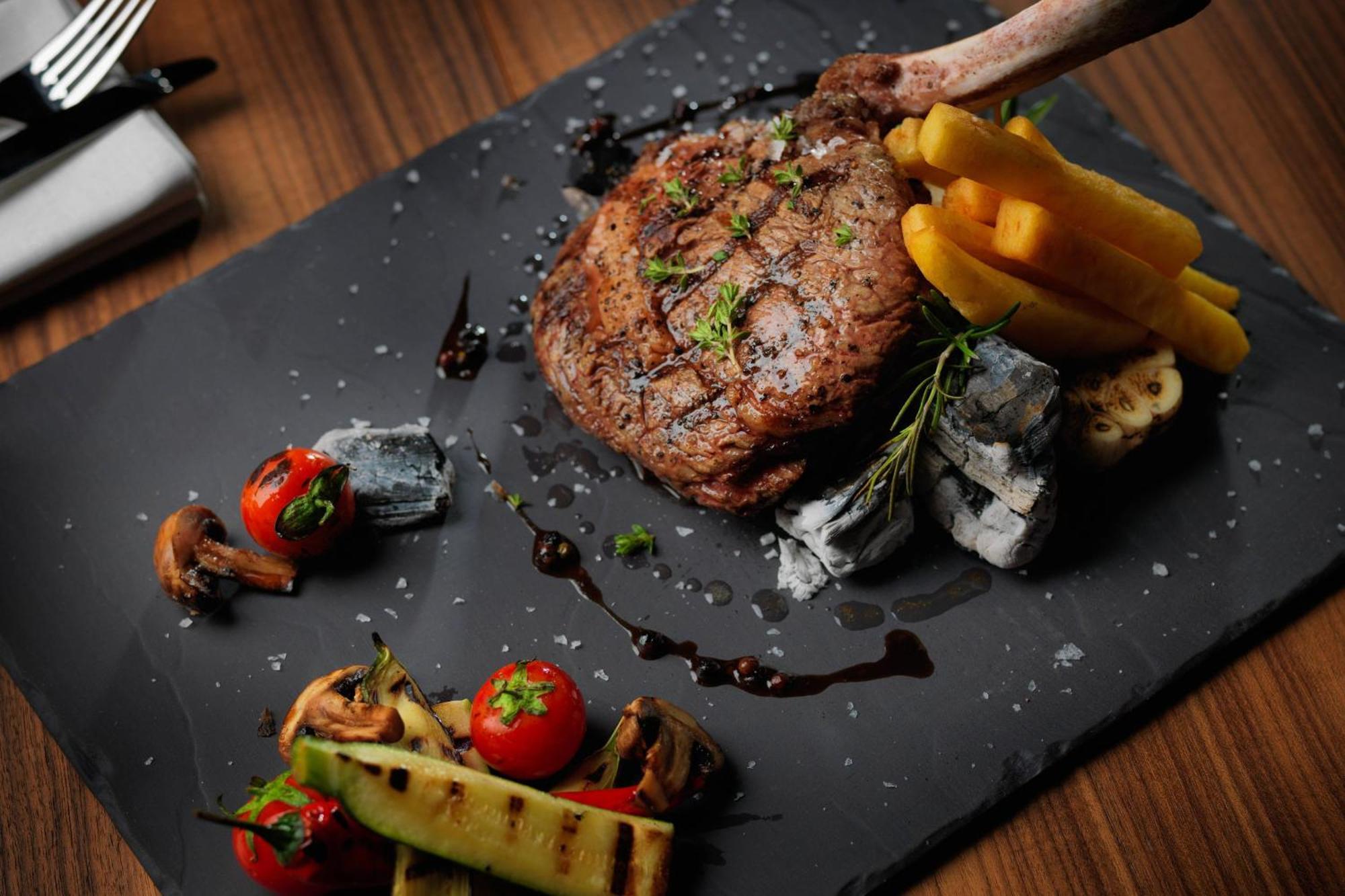 Baku Marriott Hotel Boulevard Exterior foto A steak prepared with a steak knife