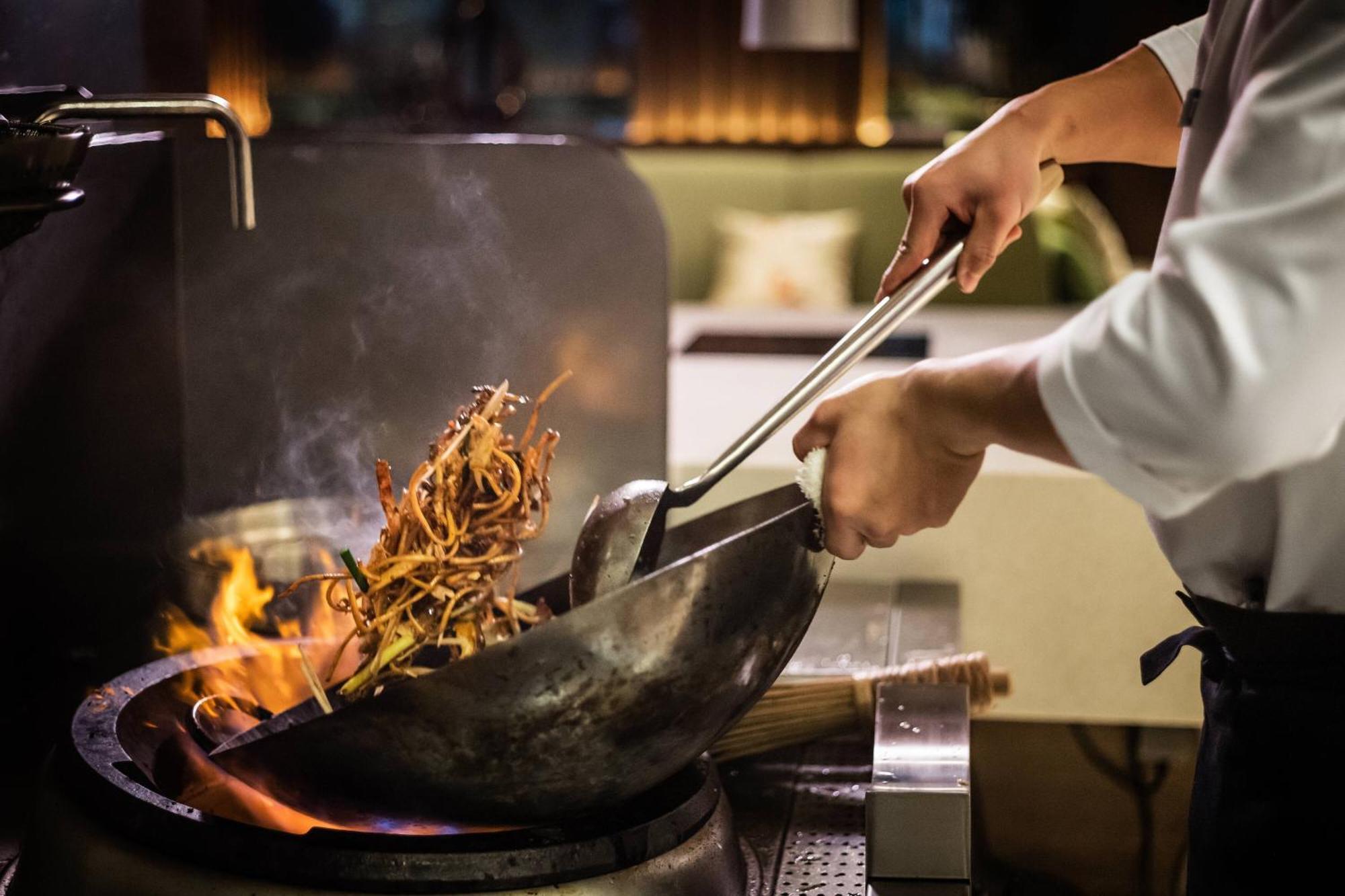 Baku Marriott Hotel Boulevard Exterior foto A wok being used in cooking